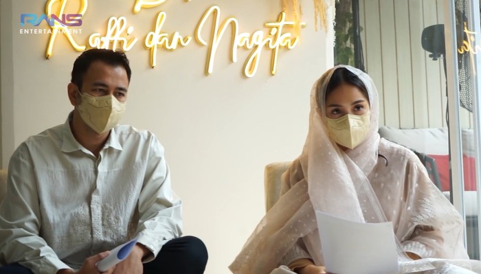 Mengingat situasi yang masih tengah pandemi, acara tasyakuran dibuat sederhana dan hanya dihadiri oleh keluarga terdekat saja. (Foto: Youtube.com/RansEntertainment)