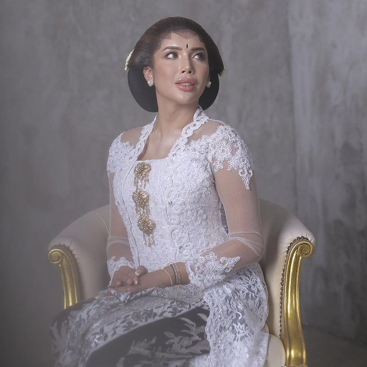 Millen Cyrus mengunggah foto dengan keterangan 'Pre Wedding' dan berdandan ala pengantin bikin heboh&period; Yuk intip&excl;