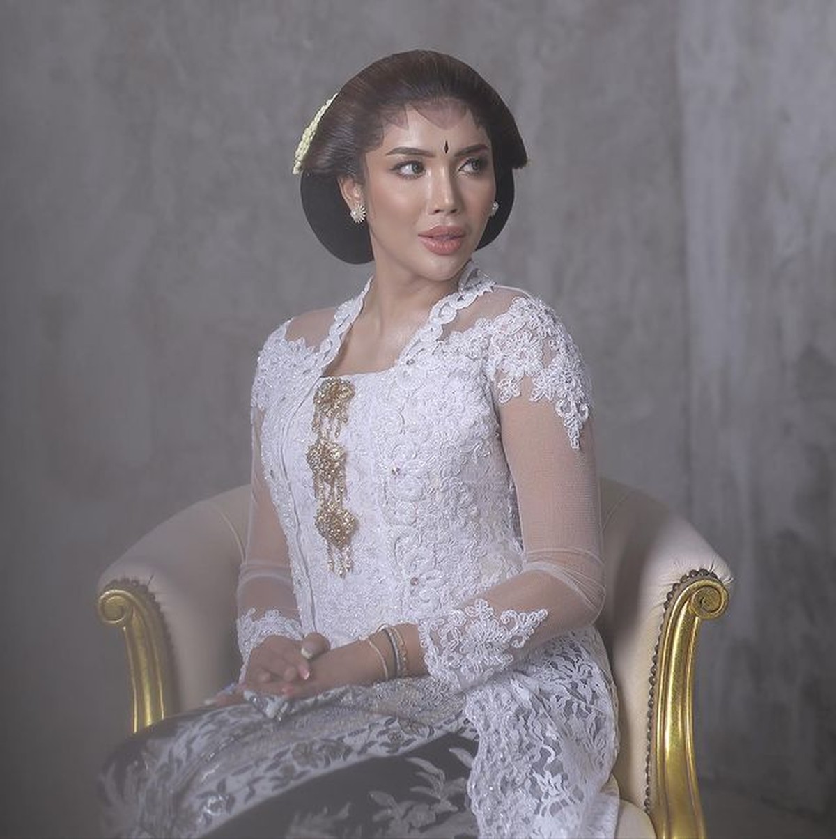 Millen Cyrus mengunggah foto dengan keterangan 'Pre Wedding' dan berdandan ala pengantin bikin heboh&period; Yuk intip&excl;