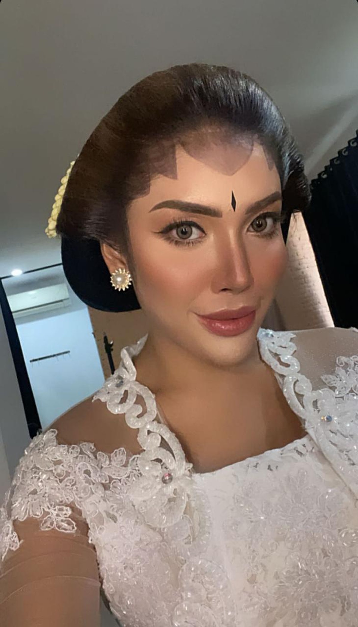 Millen Cyrus mengunggah foto dengan keterangan 'Pre Wedding' dan berdandan ala pengantin bikin heboh&period; Yuk intip&excl;