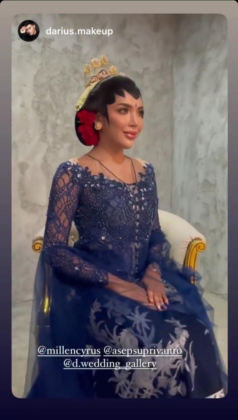 Millen Cyrus mengunggah foto dengan keterangan 'Pre Wedding' dan berdandan ala pengantin bikin heboh. Yuk intip!