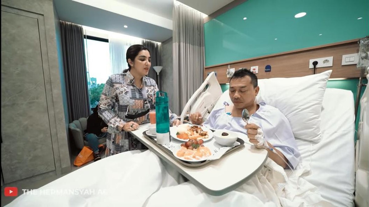 Anang Hermansyah baru saja menjalankan operasi batu ginjal&period; Yuk kita intip momen Anang sebelum dan sesudah di operasi&excl;