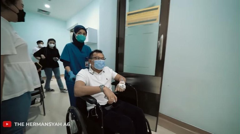 Momen Anang Jalani Operasi Batu Ginjal Anang Hermansyah baru saja menjalankan operasi batu ginjal. Yuk kita intip momen Anang sebelum dan sesudah di operasi!