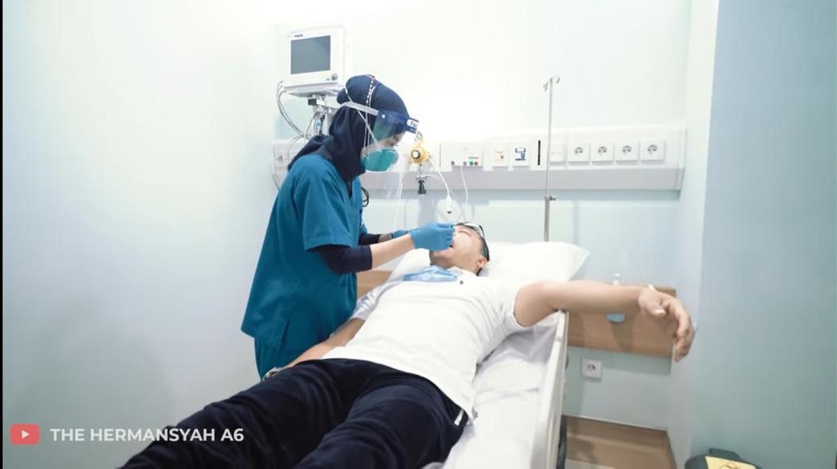 Anang Hermansyah baru saja menjalankan operasi batu ginjal&period; Yuk kita intip momen Anang sebelum dan sesudah di operasi&excl;