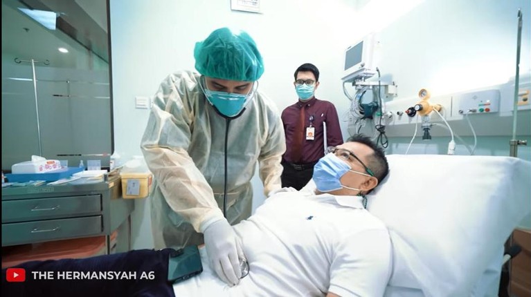 Momen Anang Jalani Operasi Batu Ginjal Anang Hermansyah baru saja menjalankan operasi batu ginjal. Yuk kita intip momen Anang sebelum dan sesudah di operasi!