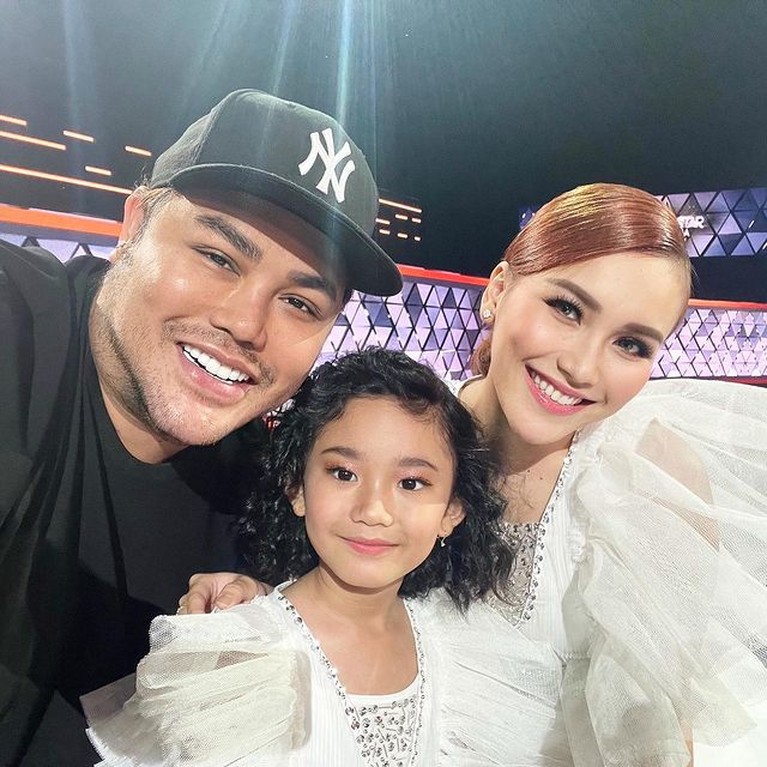 Momen Kedekatan Ayu Ting Ting & Ivan Gunawan Momen Kedekatan Ayu Ting Ting & Ivan Gunawan