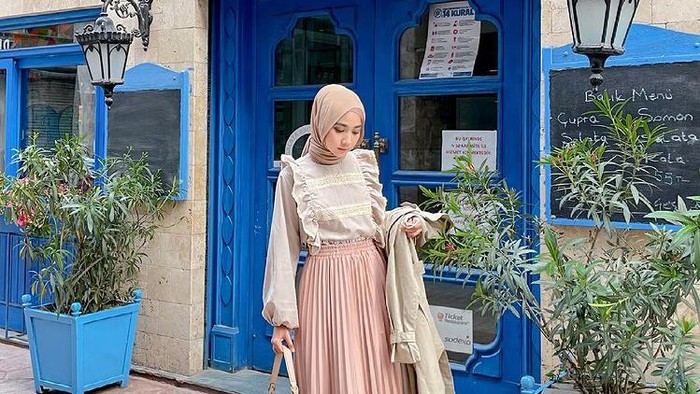 Ide Padu Padan OOTD dengan Rok Plisket