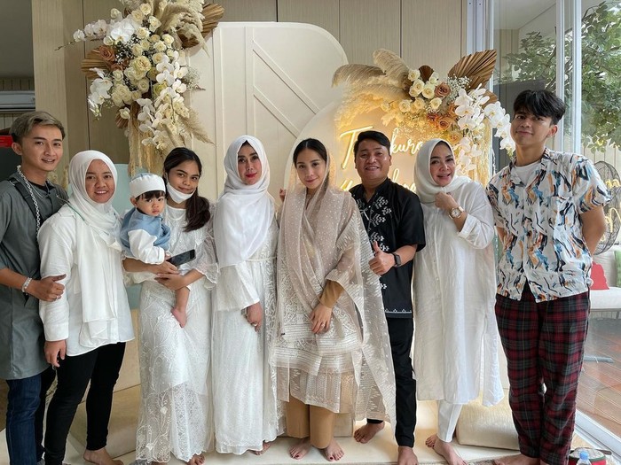 Pada momen tersebut, tidak hanya keluarga Raffi dan Gigi saja yang hadir, namun terlihat juga kehadiran Dimas Ahmad yang kini telah menjadi bagian dari keluarga Raffi Ahmad. (Foto: Instagram.com/dimas_baam)