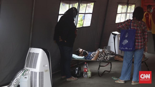 Relawan membongkar rumah sakit darurat Covid Tulungagung usai pasien terakhir yang dirawat sudah dipulangkan pada 20 September lalu.