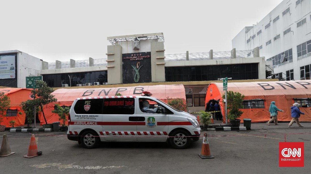 FOTO: Pasien Menumpuk di RSUD Bekasi, Tenda Darurat Berdiri