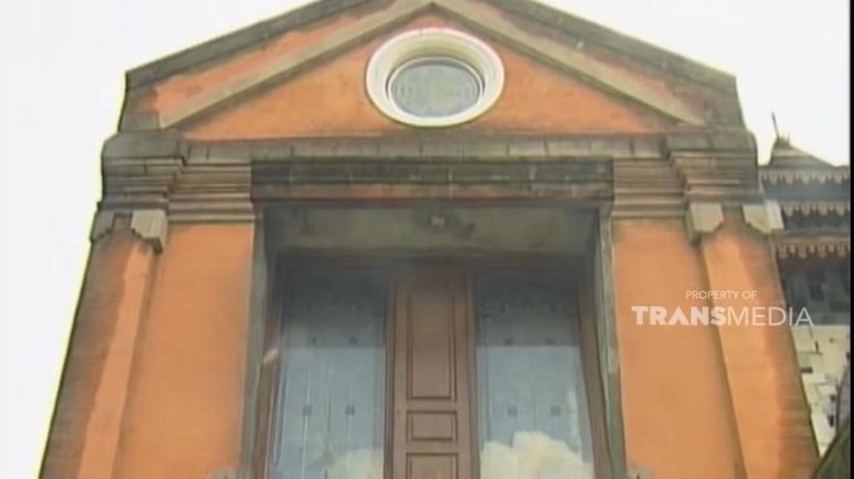 Ki Joko Bodo salah satu paranormal terkenal di Indonesia memiliki rumah yang unik dan beda dari yang lain. Yuk lihat penampakannya!