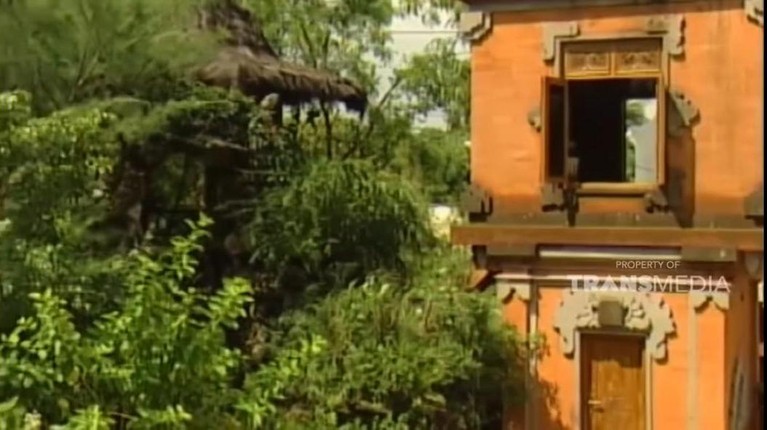 Ki Joko Bodo salah satu paranormal terkenal di Indonesia memiliki rumah yang unik dan beda dari yang lain. Yuk lihat penampakannya!
