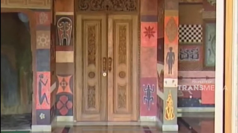 Penampakan Rumah Ki Joko Bodo Ki Joko Bodo salah satu paranormal terkenal di Indonesia memiliki rumah yang unik dan beda dari yang lain. Yuk lihat penampakannya!