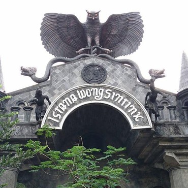 9 Potret Rumah Mewah Rp25 M Ki Joko Bodo, Ada Candi hingga Gua Mistis