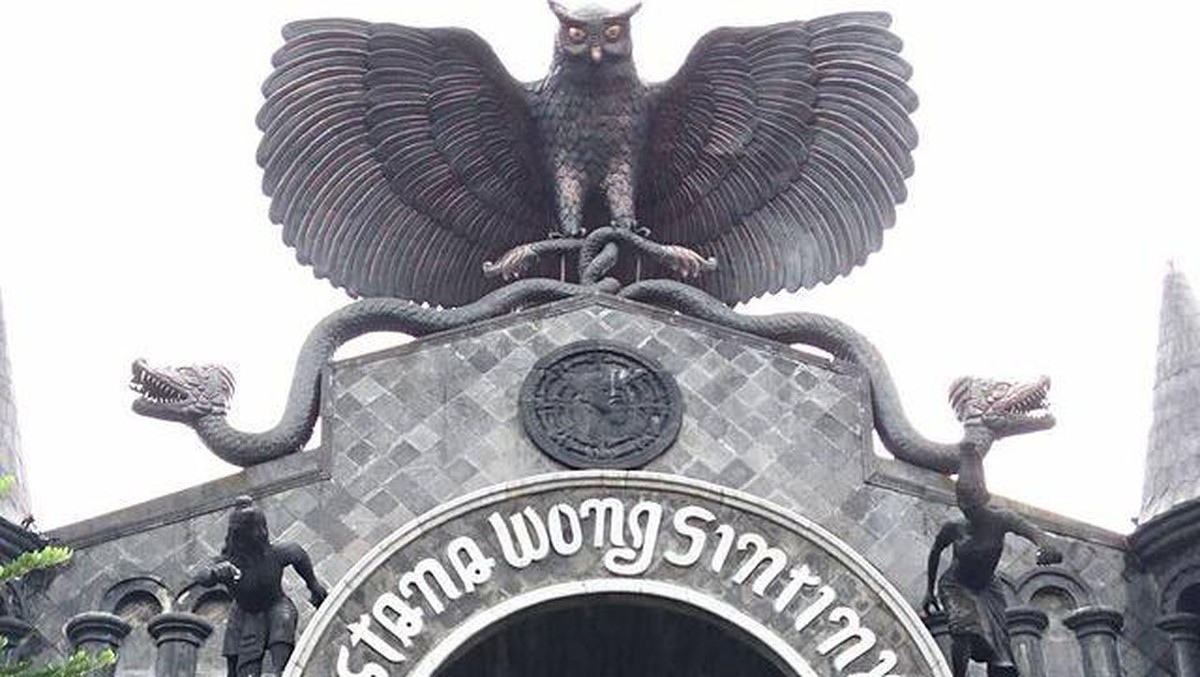 Ki Joko Bodo salah satu paranormal terkenal di Indonesia memiliki rumah yang unik dan beda dari yang lain&period; Yuk lihat penampakannya&excl;