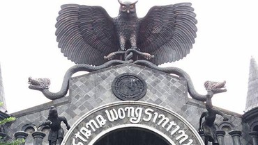 img-title 9 Potret Rumah Mewah Rp25 M Ki Joko Bodo, Ada Candi hingga Gua Mistis