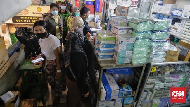 Pedagang obat di Pasar Pramuka masih menjual obat sirop karena bingung dengan larangan yang diberlakukan Kemenkes di tengah kasus gagal ginjal akut.