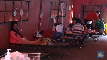 Perawatan pasien di tenda darurat Instalasi Gawat Darurat (IGD) , RSUD tipe B Chasbullah Abdulmadjid, Kota Bekasi, Rabu (23/6/2021). (CNBC INDONESIA/ANDREAN KRISTIANTO)