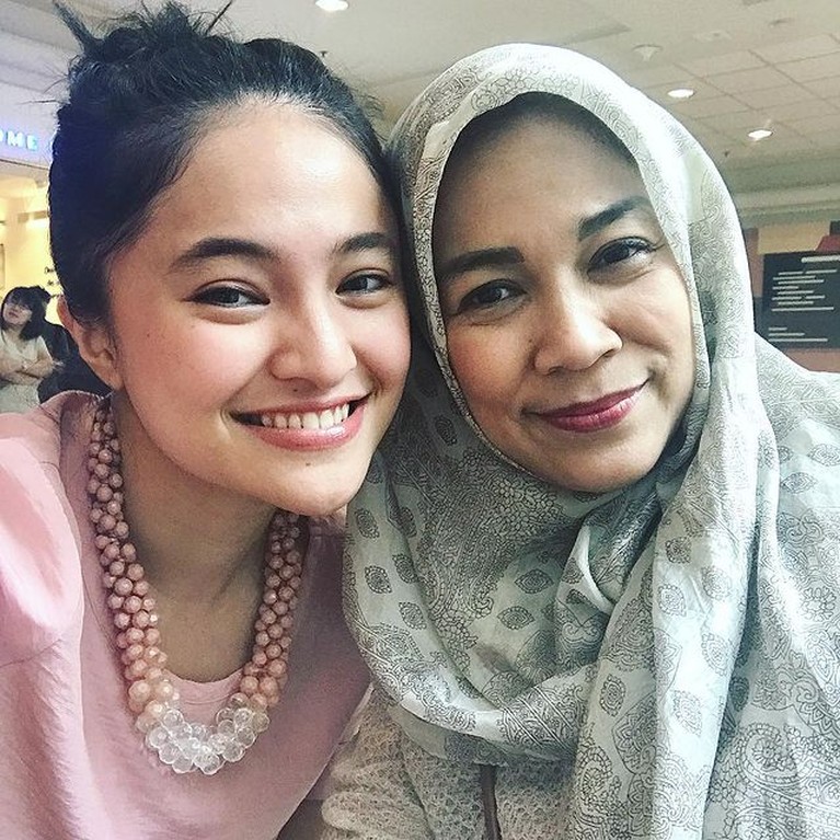 Potret Marshanda dan sang Ibunda Hubungan Marshanda dan sang ibunda Riyanti Sofyan menjadi perbincangan publik karena dinilai tak harmonis. Yuk kita intip potret mereka!