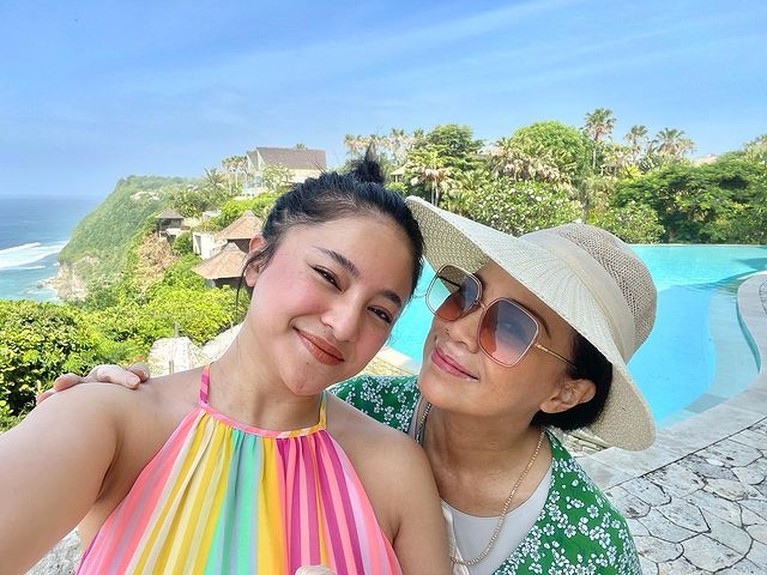 Potret Marshanda dan sang Ibunda Hubungan Marshanda dan sang ibunda Riyanti Sofyan menjadi perbincangan publik karena dinilai tak harmonis. Yuk kita intip potret mereka!