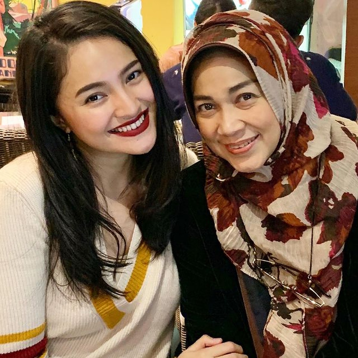 Hubungan Marshanda dan sang ibunda Riyanti Sofyan menjadi perbincangan publik karena dinilai tak harmonis&period; Yuk kita intip potret mereka&excl;