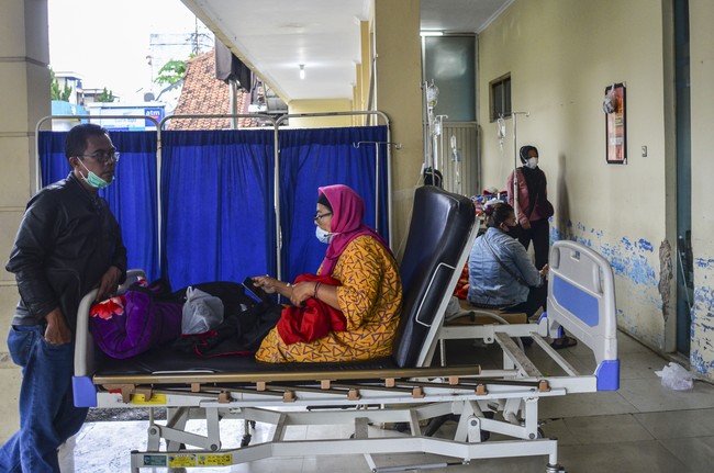 CNNIndonesia.com telah merangkum peristiwa dan informasi perihal perkembangan kasus covid-19 di Indonesia dalam 24 jam terakhir, salah satunya krisis RS di DKI.