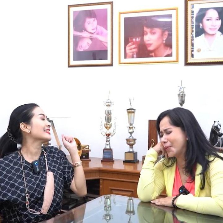 <p>Jarang terlihat di layar kaca, kini penyanyi cantik Iis Sugianto eksis di YouTube, Bunda. Ia kerap mengajak rekan artis untuk berkunjung dan berbincang bersama. (Foto: YouTube Iis Sugianto New TV)</p>