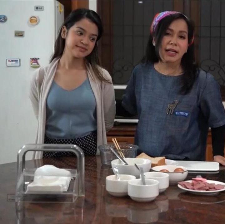 <p>Iis juga kerap membagikan kegiatannya di dapur bersama sang anak, lho. Dapur Iis juga dipenuhi dengan perabot yang terbuat dari kayu, Bunda. (Foto: YouTube Iis Sugianto New TV)</p>