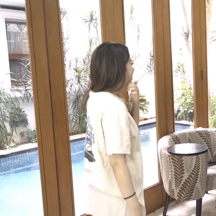 <p>Rumah mewah wanita 59 tahun ini juga dilengkapi oleh kolam renang, lho. Ia mengaku kalau kolam renangnya ini jarang digunakan, Bunda. (Foto: YouTube Iis Sugianto New TV)</p>