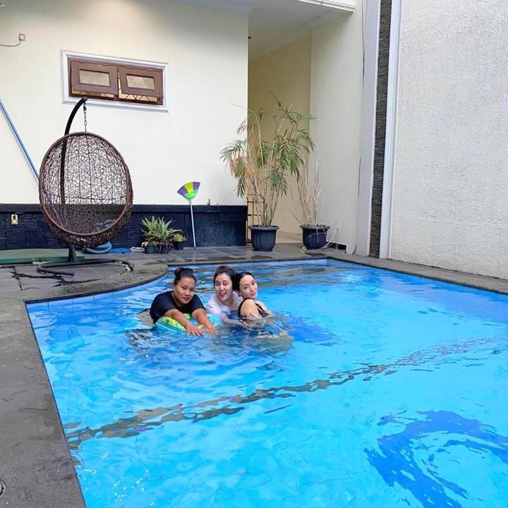 <p>Area kolam renang yang bersih berhias dengan ayunan menjadi salah satu favorit yang menarik perhatian entizen. Adem ya, Bunda. Jadi pingin ikutan renang nih. <em>He-he-he.</em> (Foto: Instagram/@zaskia_gotix)</p>
