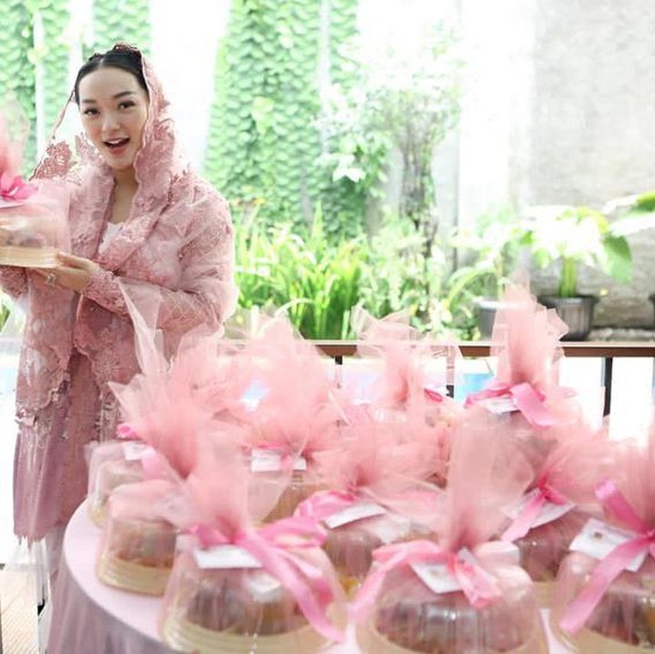 <p>Teras belakang yang bersebelahan dengan kolam renang juga menjadi spot favorit untuk menggelar berbagai acara. Tanaman rambat di sekitar kolam memang membuat rumah Bunda Zaskia Gotik nampak lebih elegan dan mewah ya. (Foto: Instagram: @zaskia_gotix)</p>