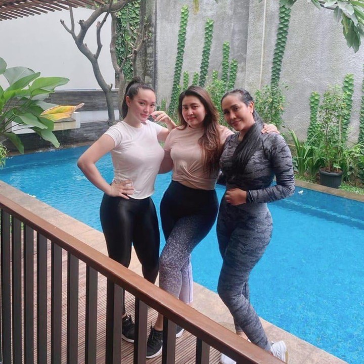 <p>Di samping kolam renang juga terdapat papan kayu tempatnya biasa berolahraga. Keren banget ya, Bunda. (Foto: Instagram: @zaskia_gotix)</p>