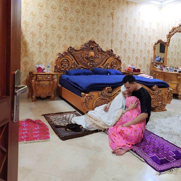 <p>Kamar tidur Zaskia bernuansa putih dan gold nih, Bunda. Tak hanya itu, tempat tidur dan berbagai perabot lainnya terlihat sangat klasik dengan bahan utama kayu. (Foto: Instagram: @zaskia_gotix)</p>