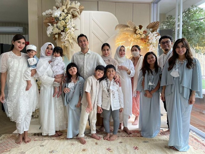 Sederhana dan penuh khidmat, akhirnya acara tasyakuran Raffi dan Gigi telah selesai. Selanjutnya prosesi dilanjutkan dengan sesi foto bersama keluarga besar. (Foto: Instagram.com/RaffiNagita1717)