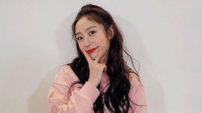 Woollim Entertainment selaku agensi menyatakan anggota girlband Lovelyz, Seo Ji-soo, positif Covid-19.
