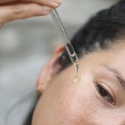 Cara Ampuh Samarkan Flek Hitam dan Bekas Jerawat dengan Serum Niacinamide 10%