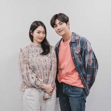 Drama Terbaru Kim Seon Ho dan Shin Min Ah 'Hometown Cha Cha Cha' Akan Tayang di Netflix