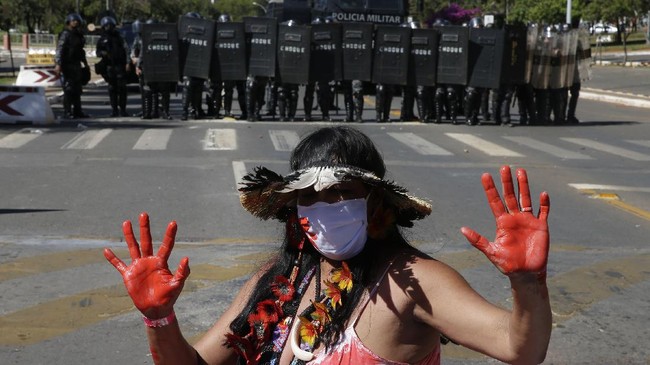 FOTO: Desing Panah Suku Hutan Amazon Lawan Polisi Brasil