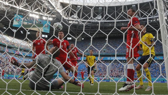 Sundulan striker Polandia Robert Lewandowski di depan gawang Swedia gagal berbuah gol di Euro 2020 (Euro 2021).