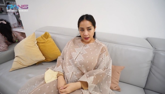 Tak terasa usia kehamilan kedua Nagita Slavina telah memasuki empat bulan. Menyambut hal tersebut, keluarga besar Raffi Ahmad menggelar acara tasyakuran di rumahnya. (Foto: Youtube.com/RansEntertainment)