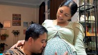 7 Foto Romantis Suami pada Tata Janeeta yang Sedang Hamil, Awas Ikutan Baper