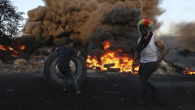 Seorang bocah Palestina berusia 13 tahun tewas akibat tembakan aparat Israel di tengah bentrok saat protes pembangunan permukiman di Tepi Barat, Jumat (5/11).