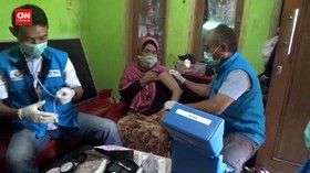VIDEO: Vaksinasi Lansia Door To Door Di Desa Terpencil
