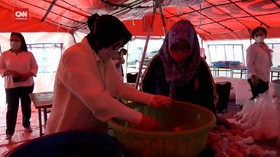 VIDEO: Mensos Pasok 2 Ton Telur Ayam Matang ke Wisma Atlet