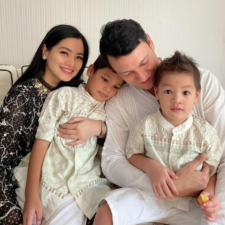 <p>Keluarga Titi Kamal dan Christian Sugiono juga kerap dijuluki sebagai family goals nih, Bunda. Mereka juga sering membagikan kegiatan saat berlibur bersama, lho. (Foto: Instagram: @titi_kamall)</p>