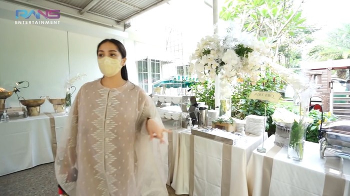 Walau sederhana, Raffi dan Gigi tetap menyajikan santapan yang beragam. Mulai dari makanan tradisional hingga internasional, ditemukan di acara Sultan Andara yang satu ini, Ladies. (Foto: Youtube.com/RansEntertainment)