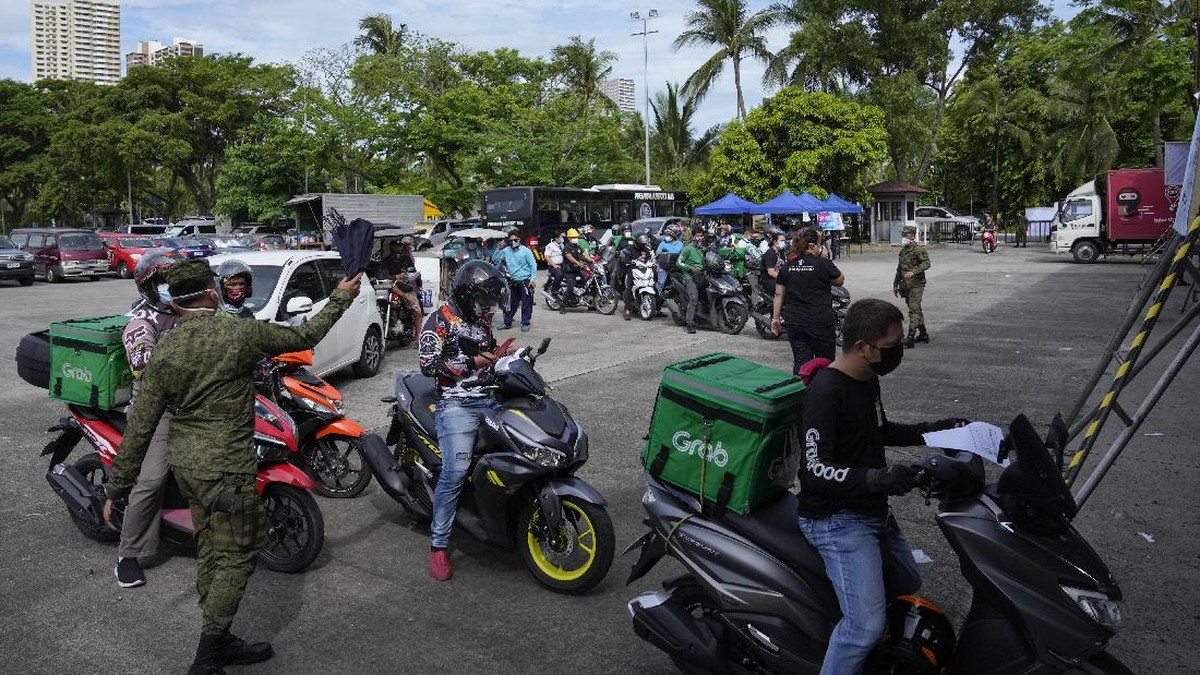FOTO: Warga Filipina Ramai-ramai Vaksin usai Diancam Bui