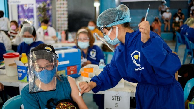 Filipina membuka pusat vaksinasi selama 24 jsm untuk mengatasi lonjakan penularan virus corona varian Delta yang sangat menular.