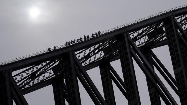 Destinasi mendaki kini tak hanya terbatas pada gunung, karena semakin banyak jembatan yang dibuka untuk pendakian.