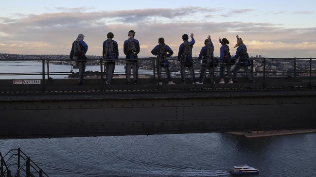 FOTO: Memanjat Puncak Jembatan Sydney Harbour